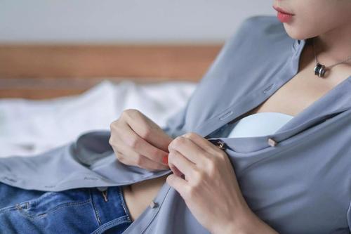 网友;女友生理期你会怎么做?朱一龙4个字霸气回复,网友:绝了