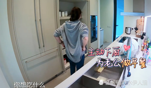 袁咏仪为张智霖做饭,有谁注意她手腕处的纹身