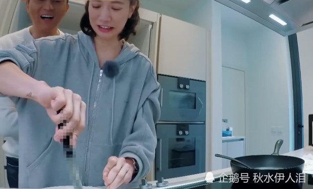 袁咏仪为张智霖做饭,有谁注意她手腕处的纹身