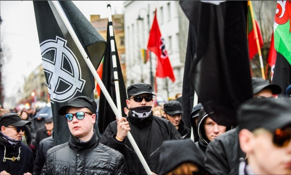 这国美女如云,已成新纳粹主义圣地!美国当睁眼瞎,搞双重标准!