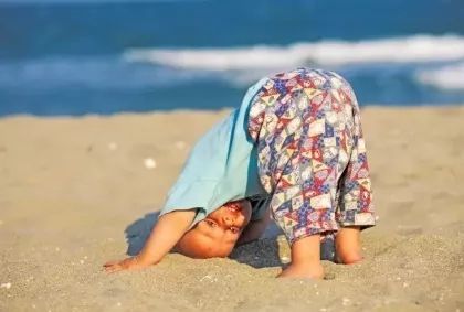 双脚外八字站立,略比臀部宽,向外张开地弯曲你的双膝并蹲低,双手五指