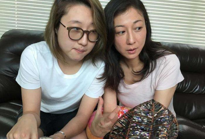 andi晒小龙女亲吻照,银发红唇美丽装扮,手持一支香烟