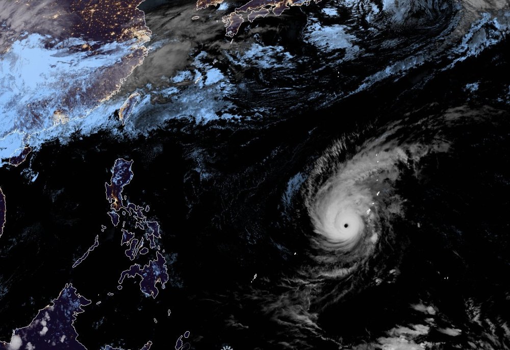 少见!台风蝴蝶"眼壁置换"成功再加强,又成16级超强台风!