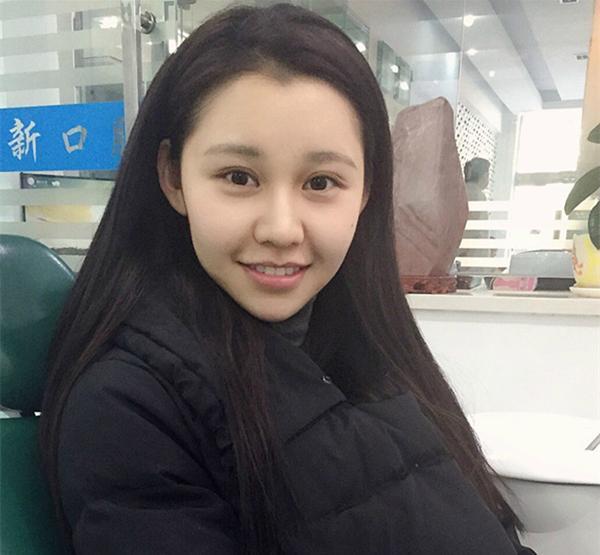 花灵这个角色自从出场就让人觉得非常眼熟,她的扮演者名叫阿丽亚,在