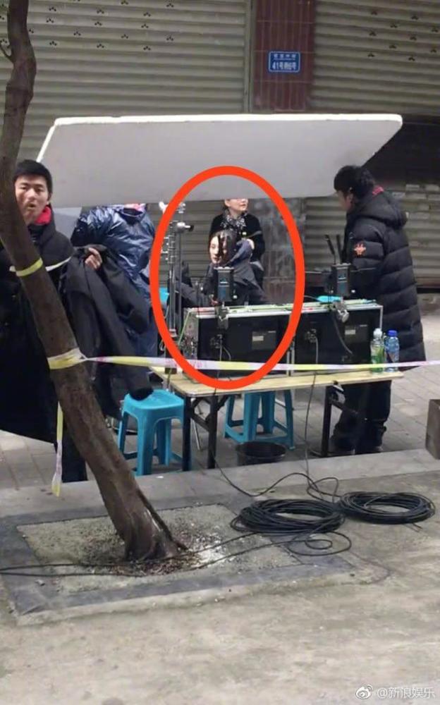 网友重庆偶遇杨幂拍戏,身穿黑衣打黑伞,全程素