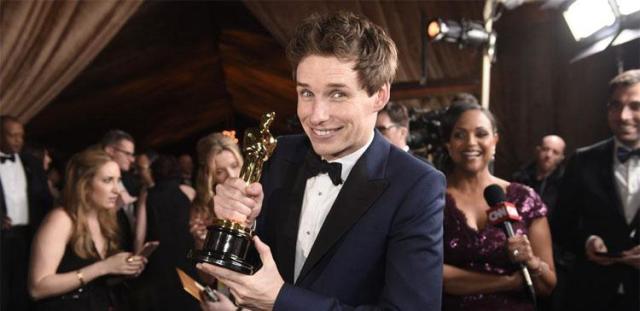 演技颜值都在线,埃迪·雷德梅恩告诉我们,一个