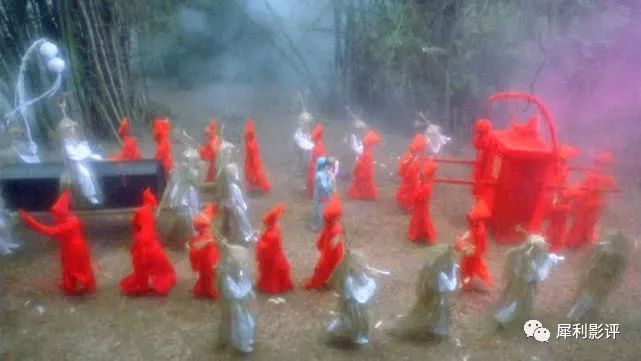 一段意义不明的红白撞煞戏,意外成了《新僵尸