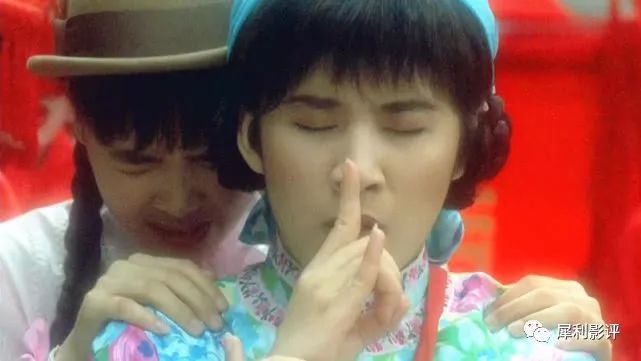 一段意义不明的红白撞煞戏,意外成了《新僵尸