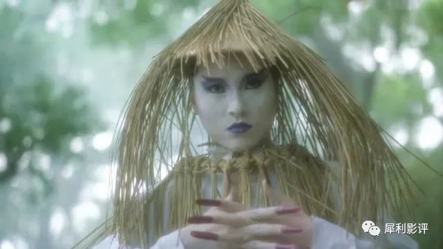 一段意义不明的红白撞煞戏,意外成了《新僵尸