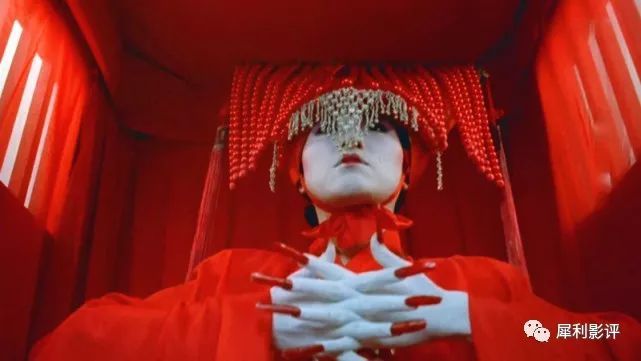 一段意义不明的红白撞煞戏,意外成了《新僵尸