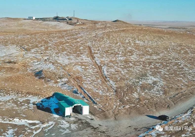 2月24日，内蒙古西乌旗银漫矿业公司，西北方向约三公里处的事发井口，现场已经拉起警戒线，入口处停放一辆黑色特警车辆。 新京报记者 王飞 摄