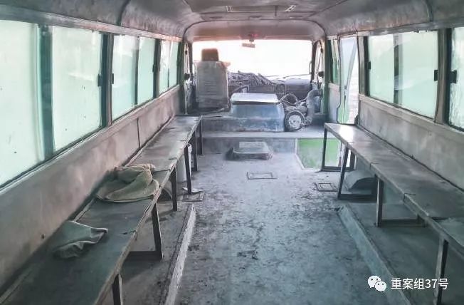 2月24日，银漫矿业公司附近停放着一辆经改装的运送矿工的车辆，与事故通勤车同款。 新京报记者 王飞 摄