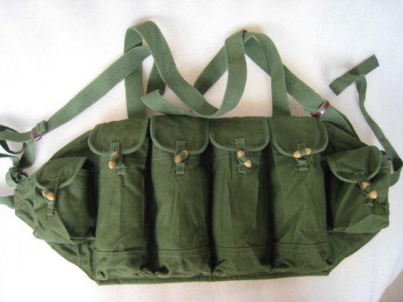 非常罕见有土气十足的打扮:手拿59式手枪,身上穿着81式胸挂(四个兜的