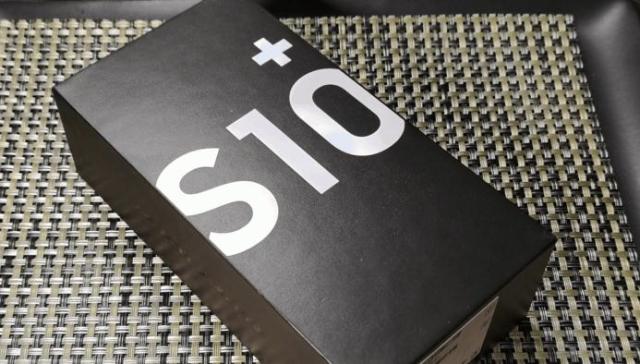 三星Galaxy S10+开箱测评,包装盒内附AKG耳机