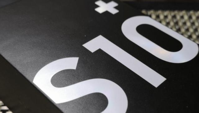 三星Galaxy S10+开箱测评,包装盒内附AKG耳机