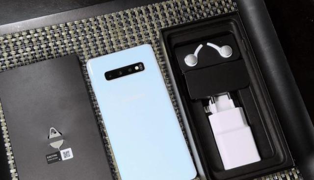三星Galaxy S10+开箱测评,包装盒内附AKG耳机