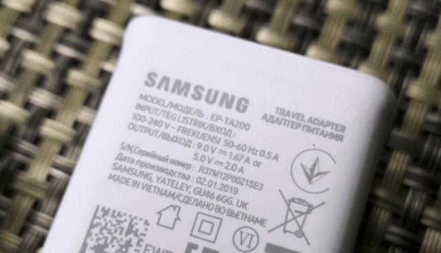 三星Galaxy S10+开箱测评,包装盒内附AKG耳机