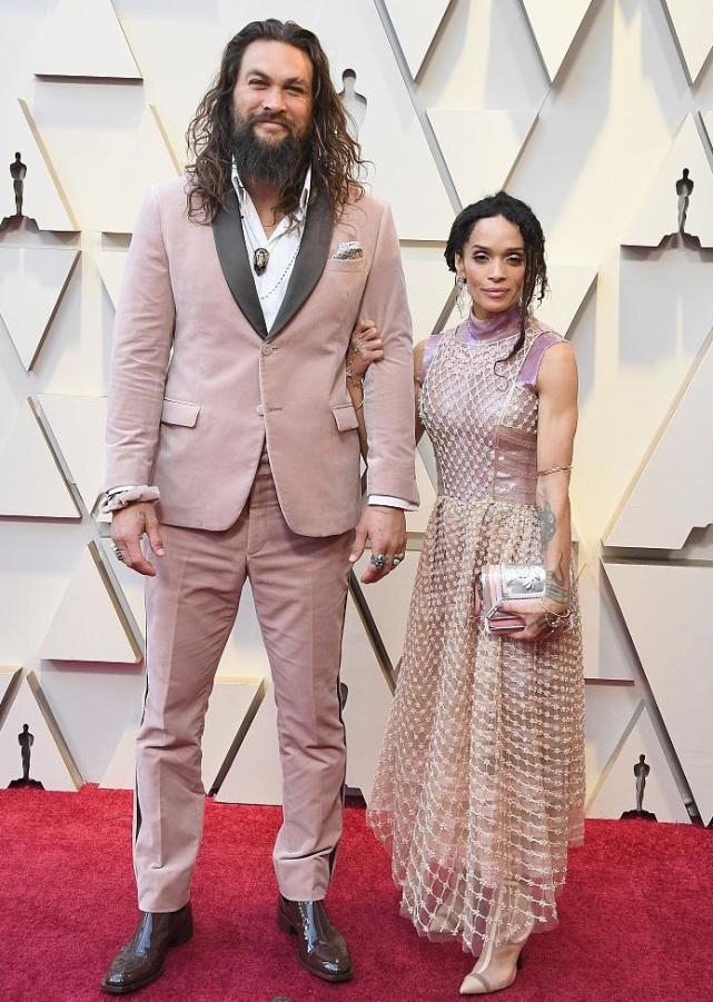 海王杰森莫玛与妻子现身奥斯卡妻子小鸟依人挽着海王