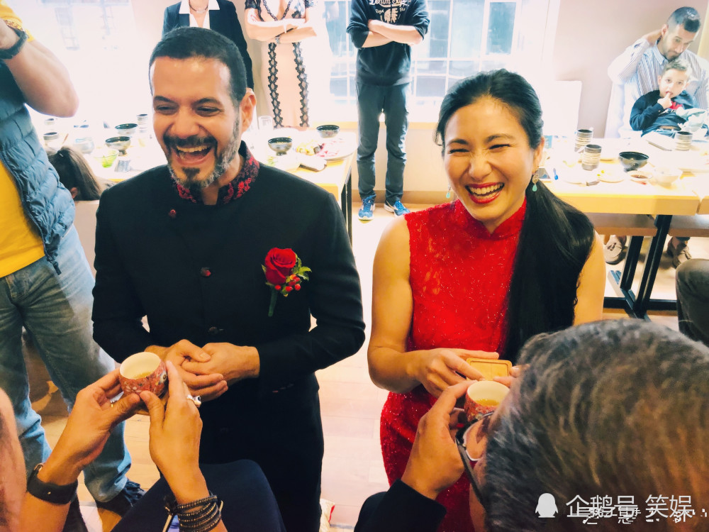 郑佩佩爱女原子鏸晒甜蜜婚礼照,郑佩佩笑得合不拢嘴