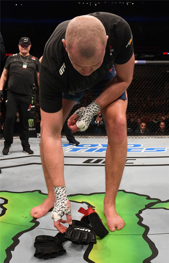 "大楼"斯特鲁夫此一战完成多项纪录,荣耀结束职业生涯