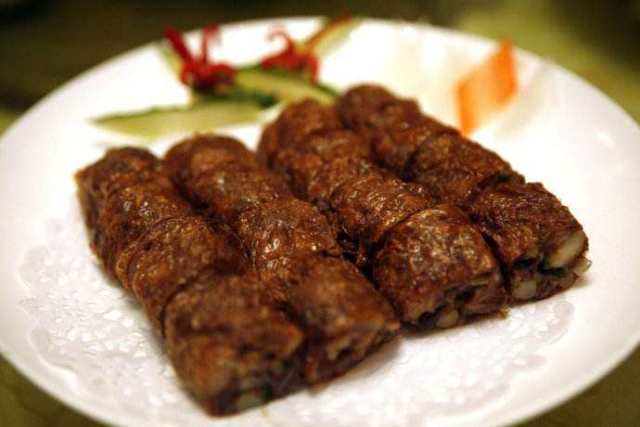 漳州卤面的灵魂搭配,就是这盘五香卷,一跃成为最有名的漳州小吃