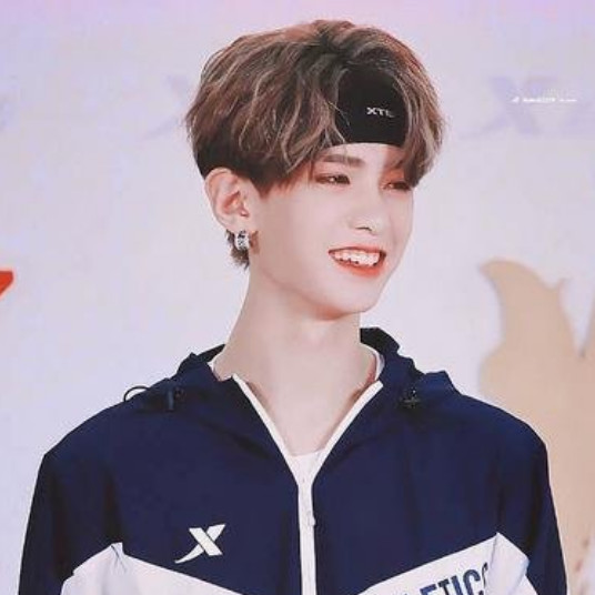 黄明昊挑战旗袍,上身效果太惊艳,当看到他的腿后,粉丝:没眼看