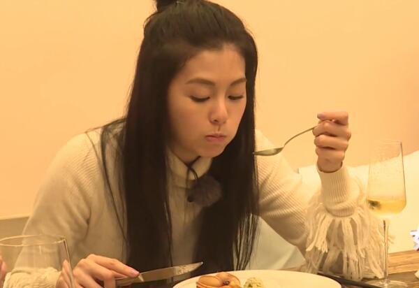 看了任容萱喝的水,再看傅园慧喝的水,女明星和