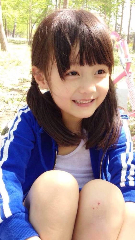 她是戏中赵薇的女儿,颜值和演技都盖过了她,期待她长大后的样子