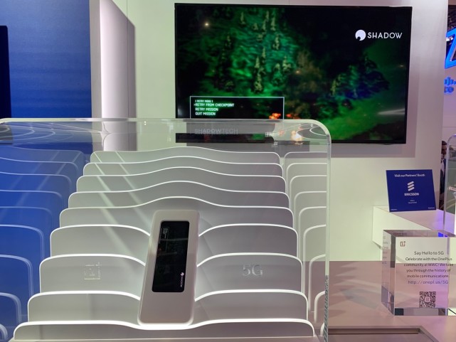 一加5G手机亮相MWC:疑似采用折叠屏