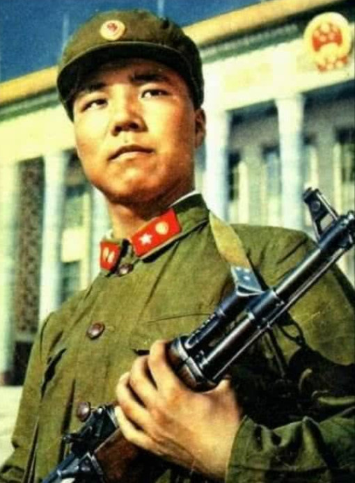 解放军军装演变大盘点:65式军服曾风靡全国,你最喜欢哪一款?