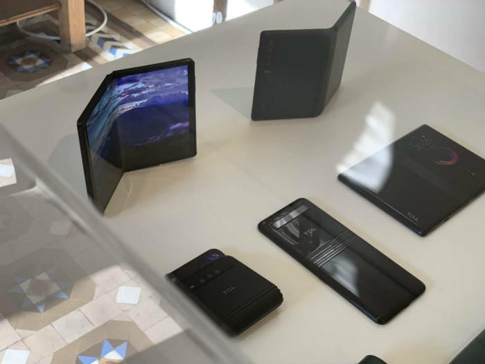今年MWC上展出了这些折叠屏手机,但价格或成