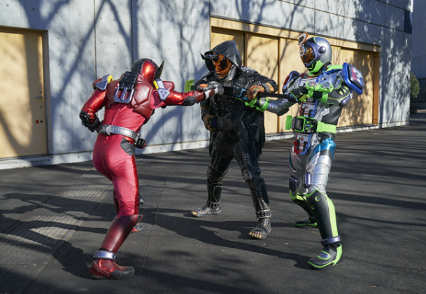 假面骑士:时王和怪人皮套大战,盖茨再次吃瘪,觉醒成为复活者!