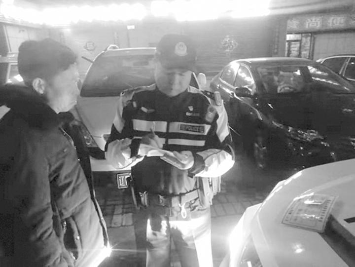 交警蓝剑骑警队严厉打击过境大货车违法行为