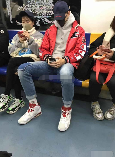 于小彤与女子穿情侣帽乘地铁,女方大五岁,工作