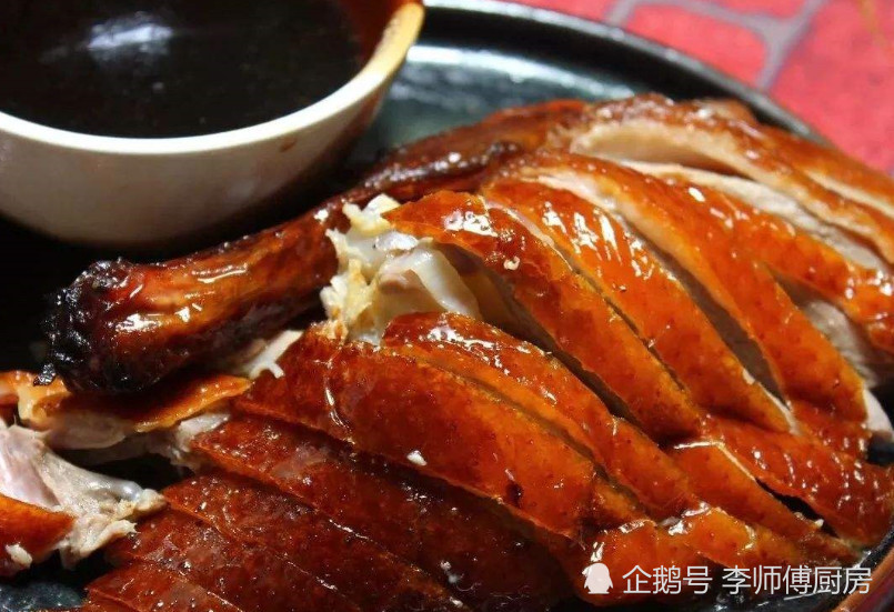 为何烤鸭上还有肉,师傅却不片干净?食客一句话