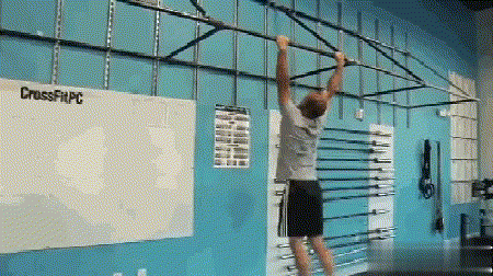 谁说引体向上不能晃?专门练习摆浪引体,4个好处非常明显