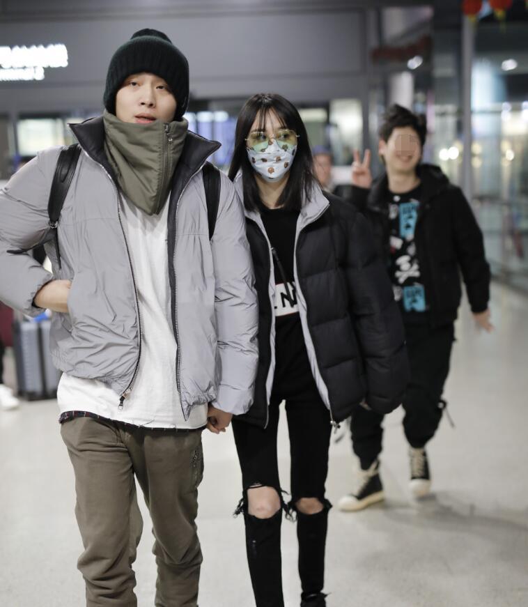 郑爽张恒穿10万情侣装十指紧扣,女方父母陪同