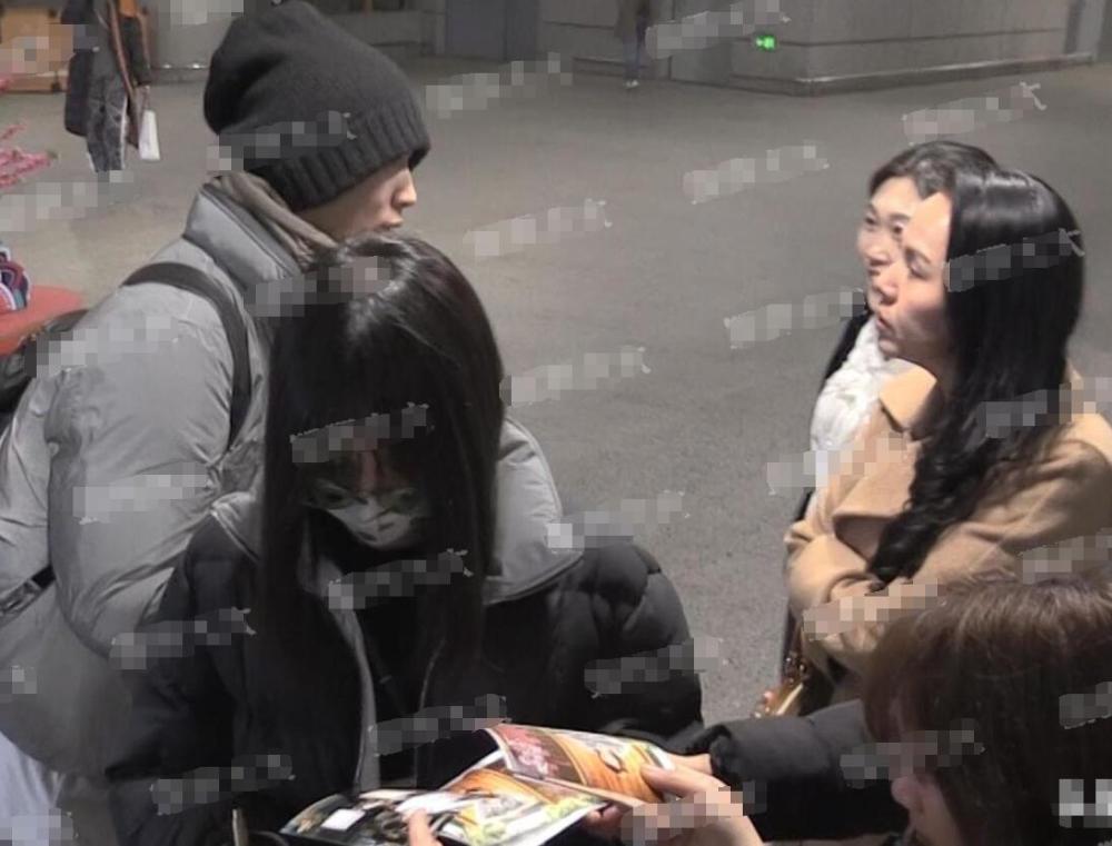 郑爽张恒穿10万情侣装十指紧扣,女方父母陪同