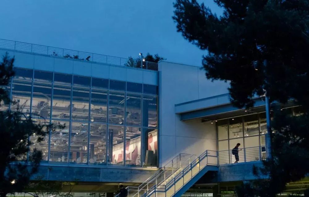 facebook内容审查员精神压力过大靠吸毒解压.