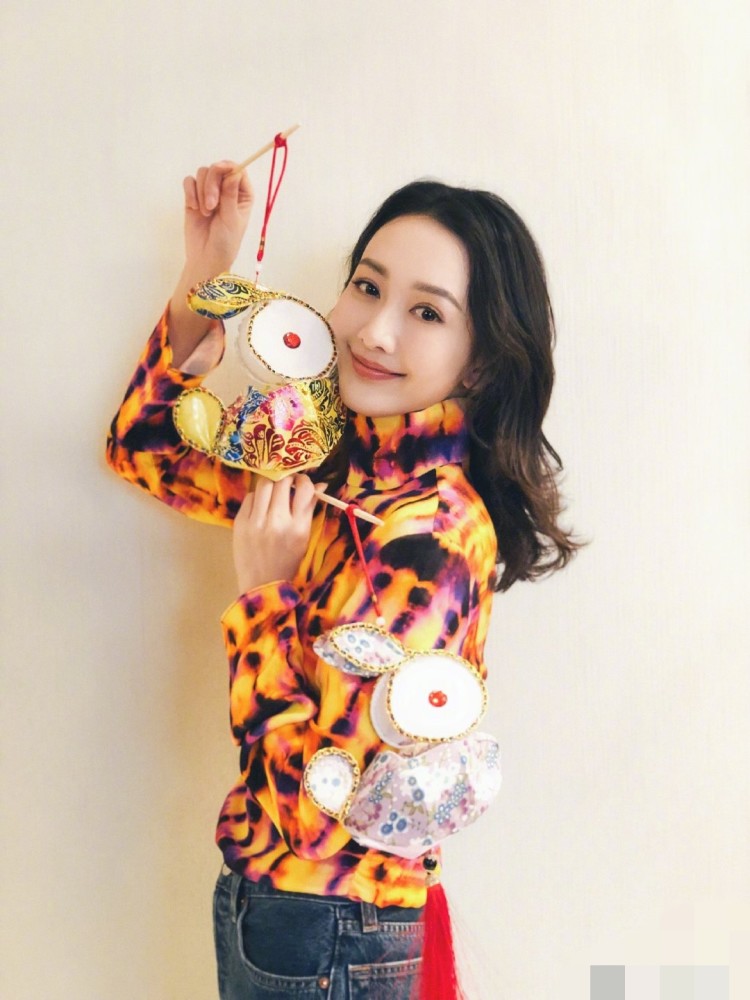 杨幂被王鸥借机掐了一把,黑粉则爆出杨幂替身