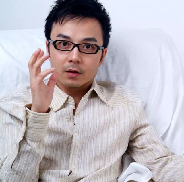 这个人就是孙鸣杰,对很多的95后来说可能有些陌生,他名气最高的一段