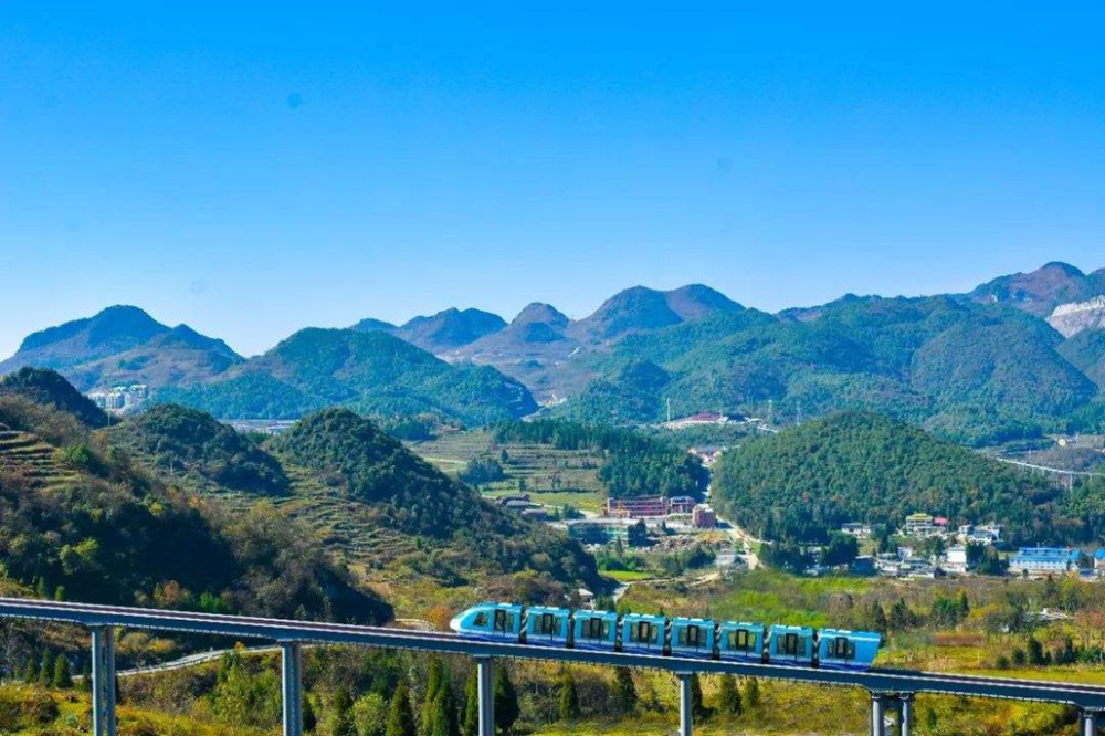 六盤水野玉海:首創的單軌高架觀光小火車正在運行,小夥伴走起來