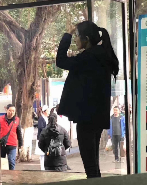 网曝杨幂重庆拍戏,筷子腿十分抢眼,不受王鸥
