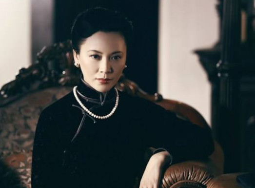 而且在后来邵峰因为某些原因需要出国,作为女友的刘欣也是一同前往