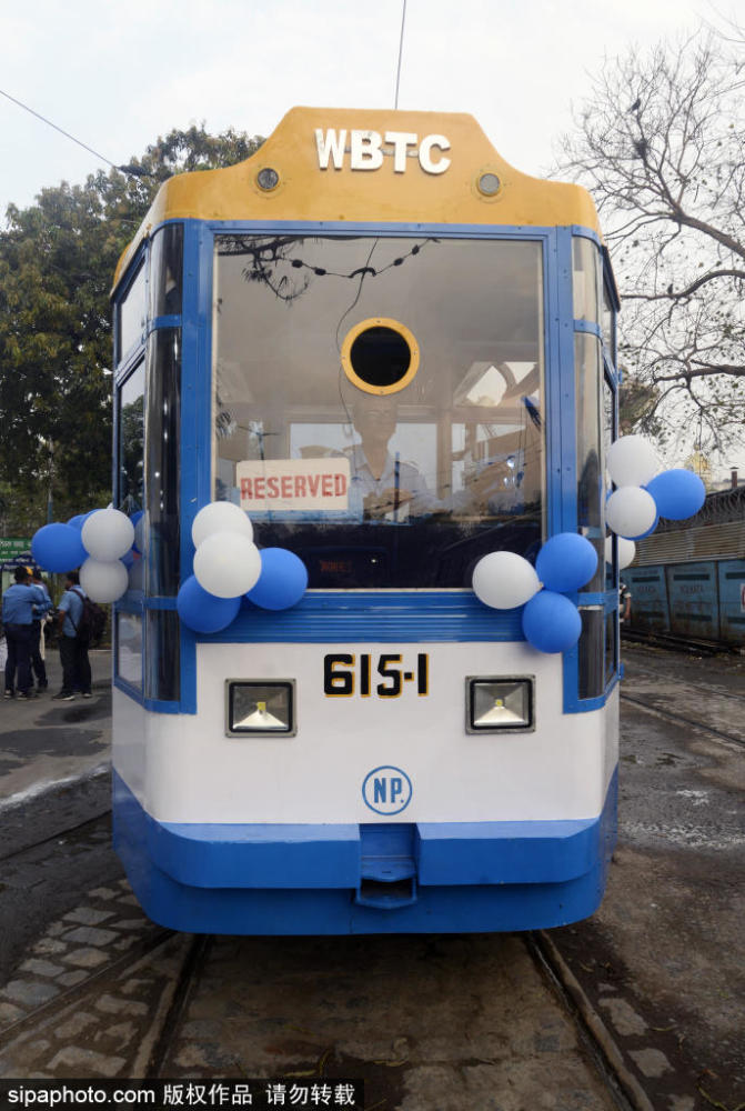 印度首辆空调有轨电车运行市民坐车不再"怕热"