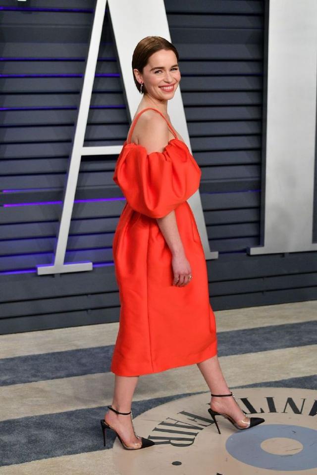 31岁龙妈穿花朵裙成155,侧面如水桶,高清镜头下皱纹多显老