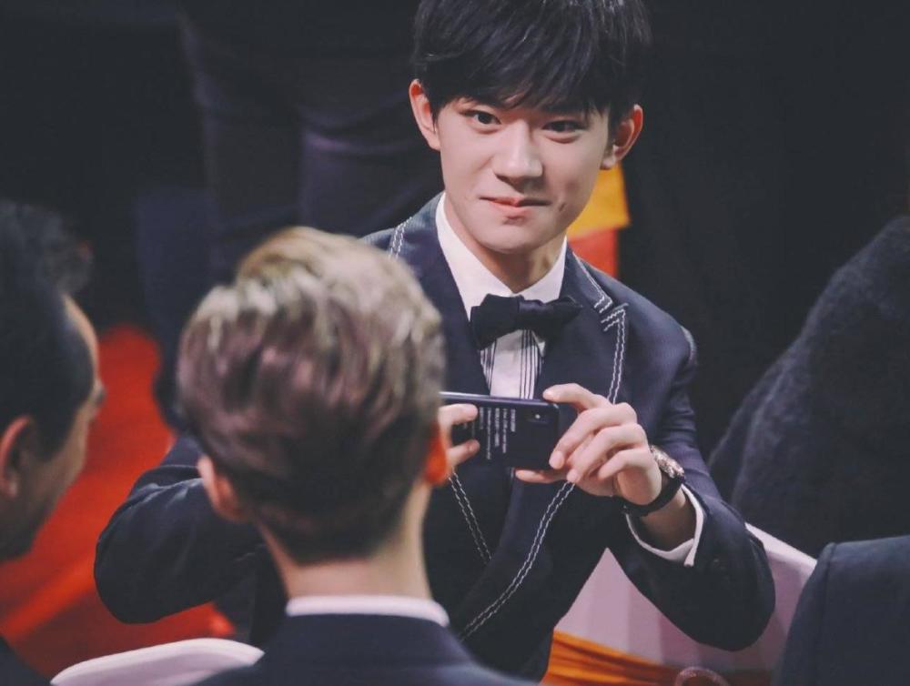 鹿晗找易烊千玺帮拍照,而当看到千玺的这张自拍时,粉丝不淡定了