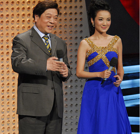 79岁赵忠祥近照,身体硬朗和老婆像父女,豪宅