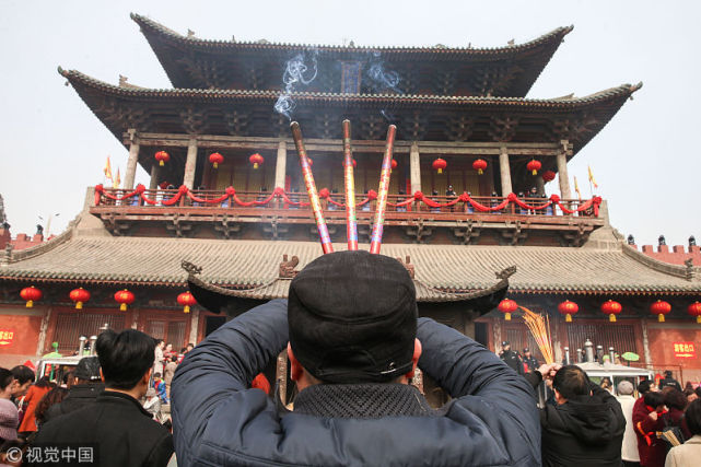 山西运城:大佛寺张灯结彩迎接传统登高节 数万名群众登高祈福