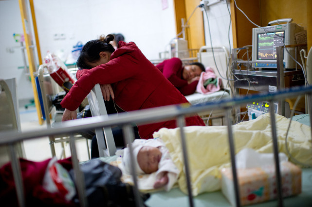 小迈被医院诊断为新生儿肺炎,由于住院部床位紧张,只得在急诊科留院